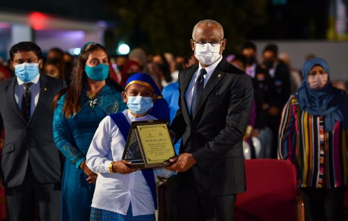 V. Thinadhoo, Rakeedhoo adhi Fehendhoo gai satellite school medhuverikoh kiyavaidheyn fashanee