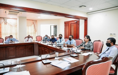 Muvazzafun gina office thakun, muvazzafun madhu office thakah meehun badhalu kuran fashanee