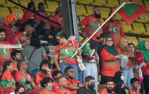 Lanka gai thibi hiyyvaru gadha dhivehi supporter innah Minister Mahloof ge hadhiyaa eh