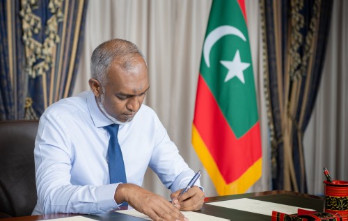 15 aharun university ge dharaja libey gothah hadhaifi