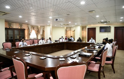 Minivan muassasaathakuge memberunnavves viyafaari kurevey gothah committee inn faaskoffi