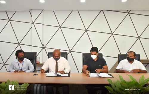 Hulhumale' phase 2 gai self-service fuel station eh hedhumuge masahkaiy Villa ah