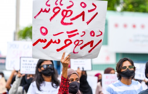 F. Nilandhoogai kudakuhjjakah aniyaakuri massalaeh balanee
