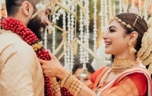 Mouni Roy Kaiveni kohfi