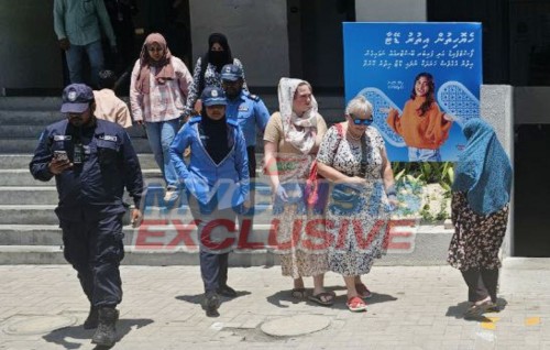 Hiyaa flat thakuge mail box thakah christian dheenaa gulhey liyun thakeh elhi 2 meehaku hayyarah