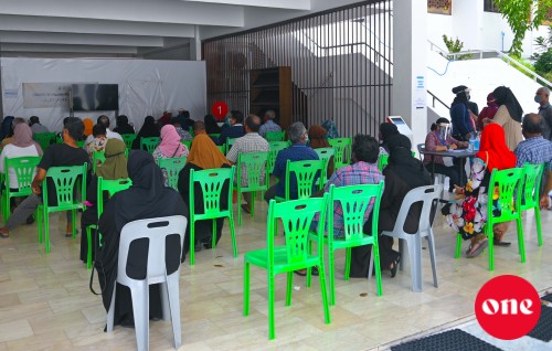 Male' sarahaddhuge umurun 18 aharun matheege enmenah maadhamaa inn feshigen vaccine dhenee