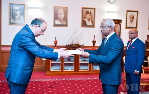 New ambassador of Azerbaijan presents letters of credence to President Solih