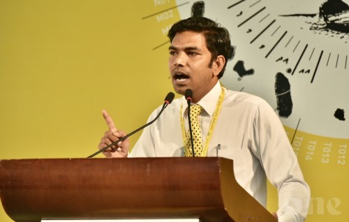 Komandoo dhaairaagai Naazim kuravvanee Raees Yaameen ah koddhey masakkatheh: Shifaaz