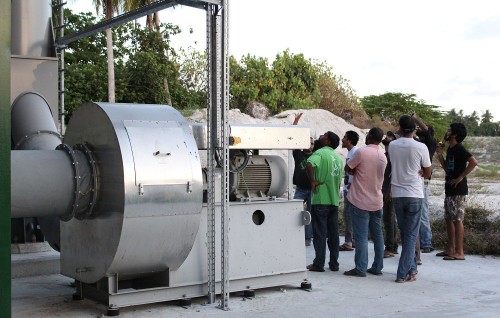 Uthuruge kuni nahthaalan vandhoo centre, dhekunuge kuni Addu ah