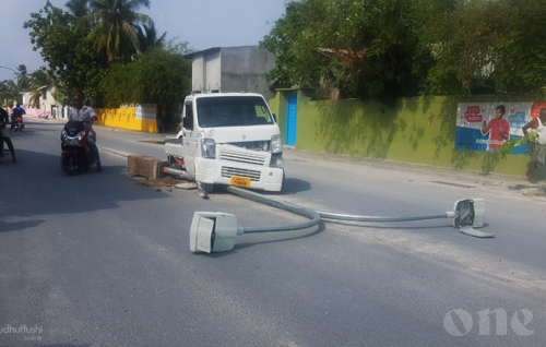 Pickup loses control in Kulhudhuffushi, hits light post