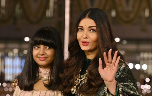 Aishwariya adhi dhari Aaradhya nashaa video eh viral vehjje