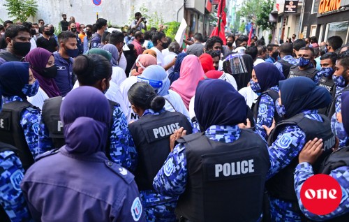 Idhikolhu muzaaharaage therein 2 fuluhakah aniyaa vejje