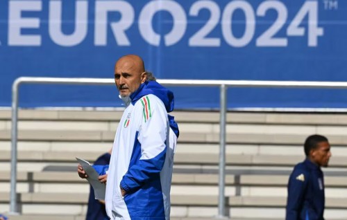 Italy nukunnaanee ''Armani suit'' gai, hadikollan jehijjeyyaa ekanves kuraane!