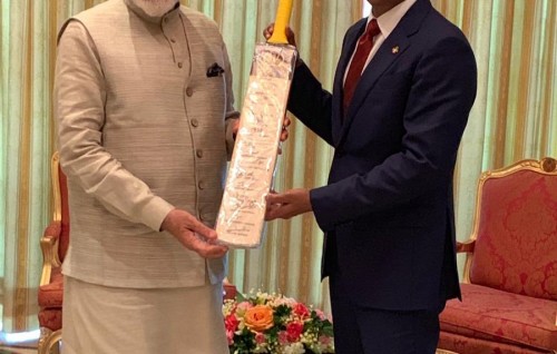 Modi gifts cricket bat to President Solih
