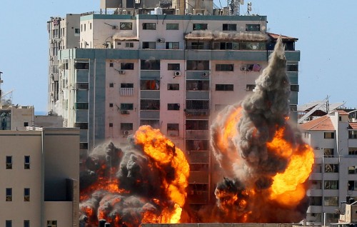#OnePhoto: Israel askariyya Gaza ga hunna Al-Jazeera adhi AP ge office imaaraiy bimaa hama