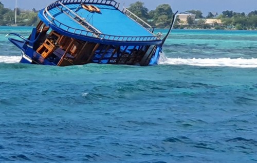 Boat crash on Hithadhoo harbor entrance with four