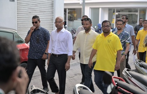 Raees Solih Male’ gai door to door fahtavaifi, dhuvahakuves heenukuraa meehun campaign gai!