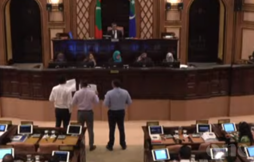 Three MPs protesting at the parliament calling for the release of President Yameen