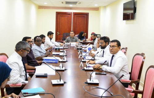 Majority aai minority leader ah 30,000 rufiyaage musaara ah muvazzafun hamajassan committee in ninmaifi