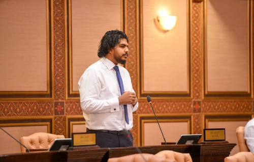 Media bill othee minivan hiyaalaa dhekolhah: Azaan
