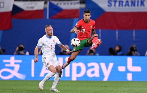 Portugal snatch last-gasp win against Czech Republic