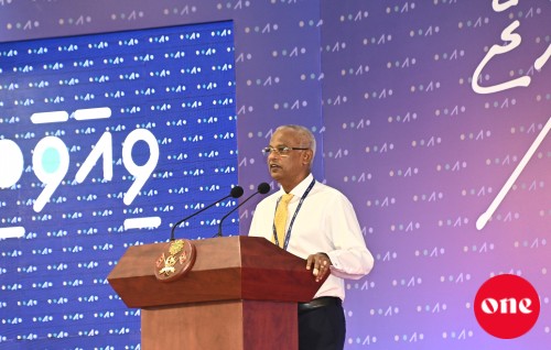 Igthisoadhee dhuveli huree rangalhah, Ithurah kuri aruvan gennan jehey badhaluthah gennaanan: Raees