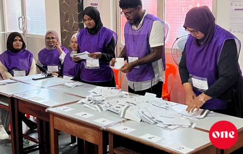 Riyaasee inthihaabuge dhevana burugai observer adhi monitors ah vumah furusathu hulhuvaalaifi