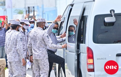 #OnePhoto : Rishvathu gaboolukurumaai Money launder kurumuge dhauvaage adu ehumah Raees Yameen Court ah