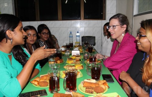 Ambassador of USA to Maldives meets “Occupy Sai Hotaa” movement members in a food stall