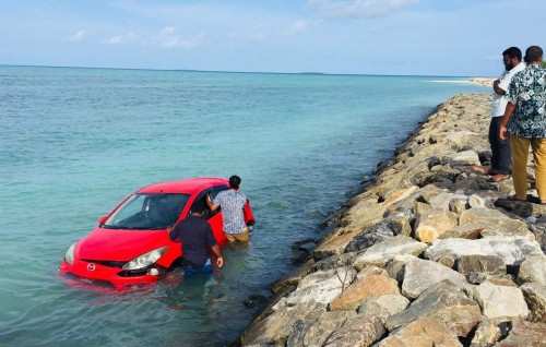 Car eh control nuve moodhah vetti, dhemeehakah aniyaavejje