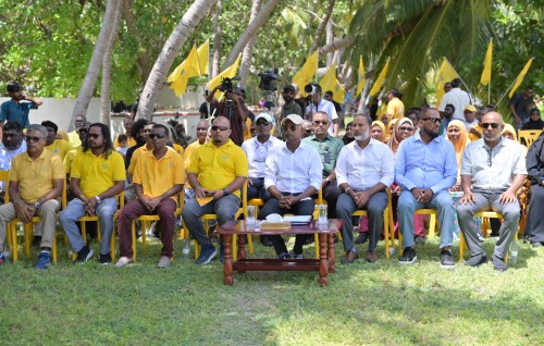Rasdhoo rayyithunah boahiyaavahikan dheyn rah kairin falheh hihkaidheynan: Raees
