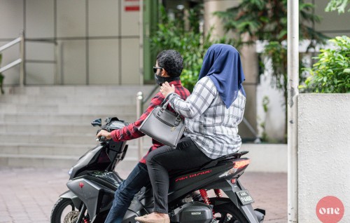 Civil servant in siyaasee harakaatheh gai baiveri vejje nama vazeefaa in vaki kuranee