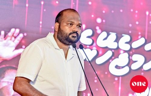 Ingireysi vilaathugai Ali Waheed hayyaru kuree goaskoh kamah ninmai, badhaluge gothugai 20,000 pound dhenee