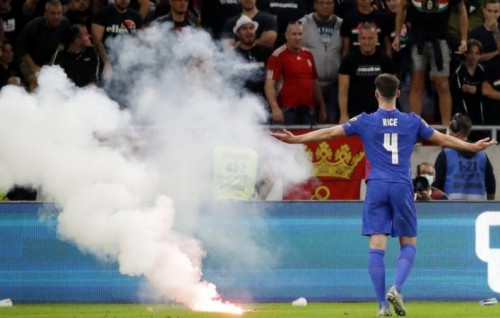 Hungary supporter in naslee gothun dhimaakuri massala thakeh balanee