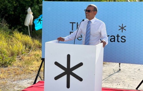 Muizzu ah thaaeedhu kuravvafaane kamuge ishaaraatheh Nasheed kuravvaifi