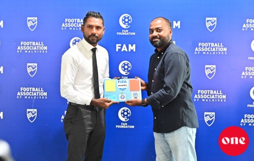 Raajjeyge 11 referee akah rasmeekoh FIFA badge havaalukoffi