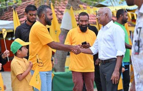 Kuree sarukaarun pepper spray ah haradhukoh,  husskuree rayyithunge lolashaai karah jahaigen: Raees