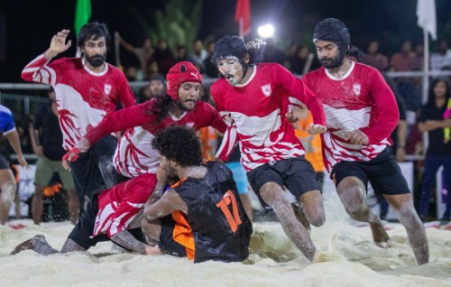 Baibalaa enburi aumaaeku team thah thayyaarah, Kulhuntherin ''kick'' gai!