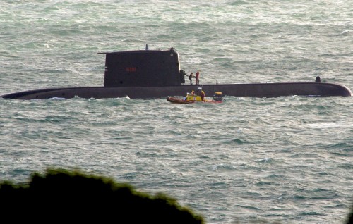 Submarine Deck mathee thibbai jehi raalhaa eku Africa ge navy 3 meehun maruvehjje
