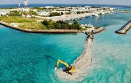 Dhuvaafaru land reclamation and beach protection underway