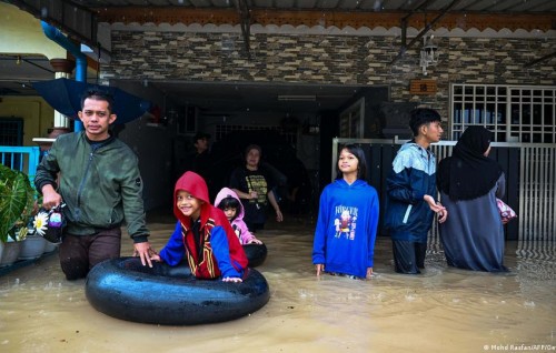 4 dead, 40,000 flee homes as floods hit Malaysia
