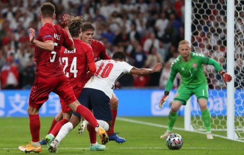Denmark ge hiyvarah saabas, Ingireysinnah referee dhinee aguhuri hadhiyaa eh!