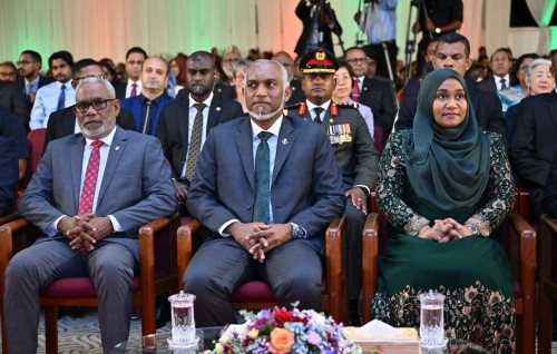 Rayyithun mathin handhaan nahthaalai, amilla maslahathu isskuraa siyaasee meehakah vaan beynumeh noon: Raees