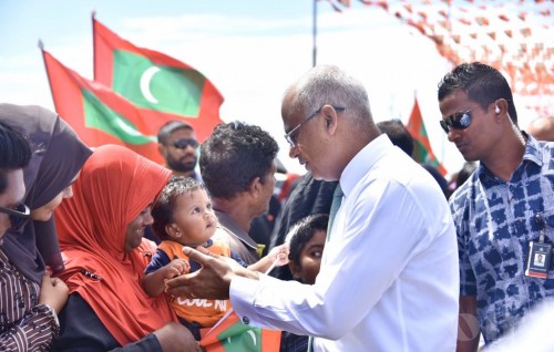President visits Vilufushi for Unity Day function