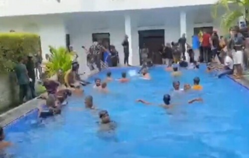 Adhuge dhuniye: Aanmun riyaasee poolah eri fenverumaaeku Gotabaya ge baaruves nethidhiyaee'eve.