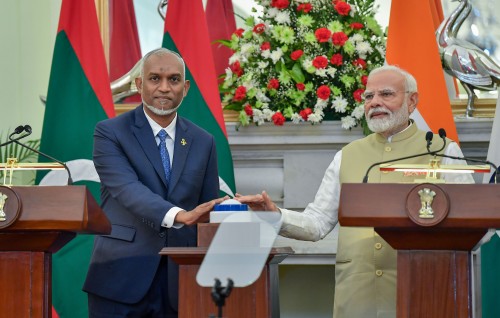 Hanimaadhoo airport ge aa runway ifthithaahukoh, India in hulhumale' gai hedhi 700 housing unit havaalu kohfi