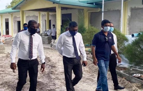 Thinadhoo gai hadhamun anna Covid Facility sarahahddhah Minister Fayyaz aai Mausoom ziyaarai kurahvvaifi