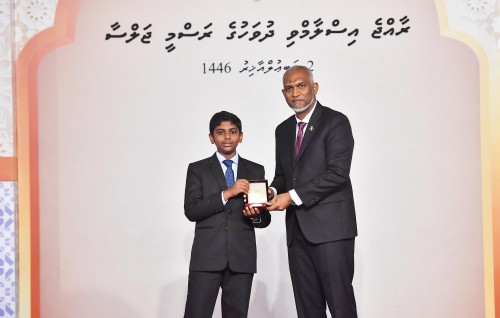 Quran hithudhas kuri 28 haafizun ah Raees ge medal dheefi
