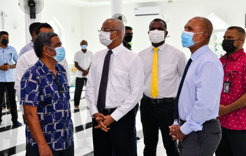 Hurihaa rashehgai islaam dheenuge mauloomaath dhinumuge massaikai midhiya aharu kuriyah gendhiya: Raees