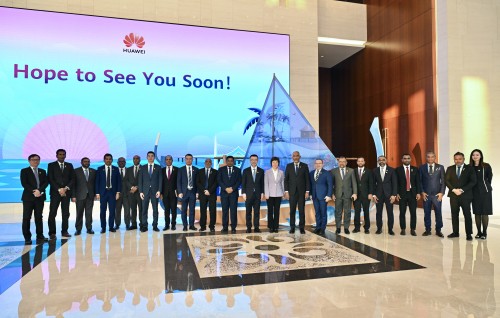 President tours Huawei Beijing Convention Centre